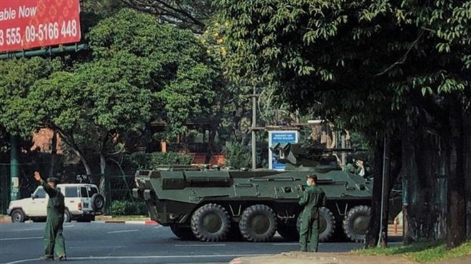 (ĐCSVN) - Đại sứ quán Việt Nam tại Myanmar đã chủ động liên hệ với các đầu mối cộng đồng người Việt Nam sở tại hỏi thăm tình hình bà con, nhắc nhở công dân, doanh nghiệp đảm bảo hoạt động bình thường; nhắc nhở công dân Việt Nam hạn chế đi khỏi vùng/khu vực sinh sống, tránh nơi tụ tập đông người, chú ý an ninh, an toàn và đảm bảo sinh hoạt cuộc sống trong dịp Tết Nguyên đán sắp tới.