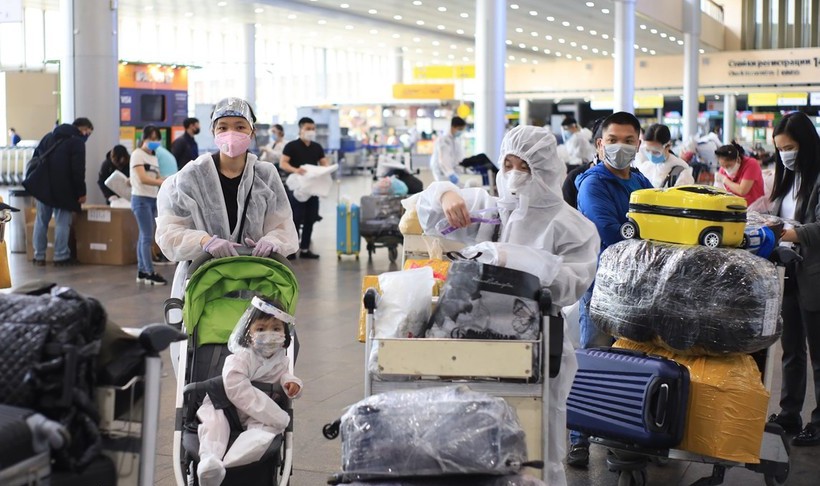 (ĐCSVN) - Trong suốt chuyến bay, hành khách và toàn bộ tổ bay chấp hành nghiêm các quy định về phòng, chống dịch bệnh, vệ sinh dịch tễ. Tất cả hành khách cũng đã được cách ly và kiểm tra y tế theo quy định khi máy bay hạ cánh xuống sân bay Vân Đồn.