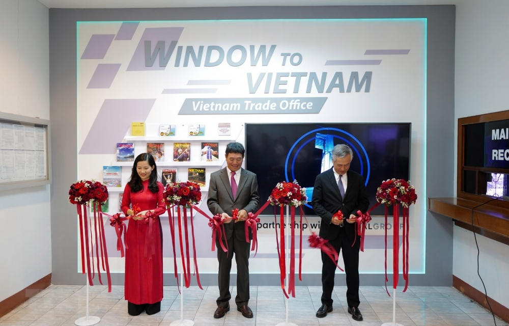 (ĐCSVN) –  Dự án “Window to Vietnam” gồm màn hình trình chiếu và giá trưng bày tài liệu được thiết kế sinh động và trực quan nhằm cung cấp, cập nhật thông tin về tình hình, chính sách, môi trường kinh doanh-đầu tư-du lịch của Việt Nam đến người dân, doanh nghiệp Thái Lan cũng như quốc tế đến làm việc tại Đại sứ quán Việt Nam tại Thái Lan.