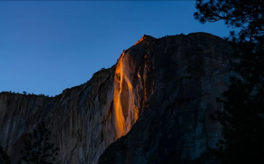 (ĐCSVN) - Du khách đến Công viên Quốc gia Yosemite ở California (Mỹ) vừa được chiêm ngưỡng một hiện tượng hiếm gặp khi sự phản chiếu của mặt trời trên dòng thác đang chảy xiết tạo ra một khung cảnh được ví như “thác lửa”.