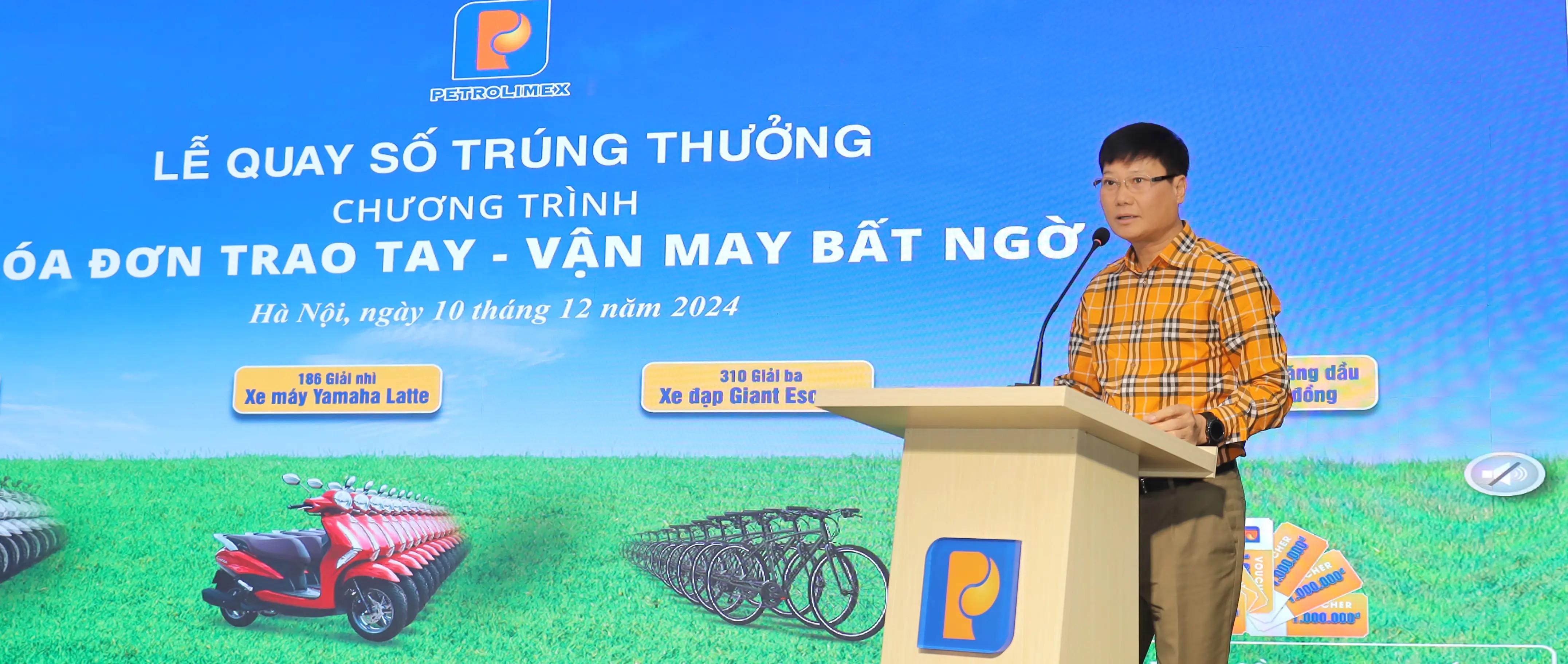 (ĐCSVN) - Ngày 10/12/2024, Tập đoàn Xăng dầu Việt Nam (Petrolimex/Tập đoàn – Mã chứng khoán: PLX) tổ chức Lễ quay số để tìm ra khách hàng may mắn trúng thưởng trong chương trình “Hóa đơn trao tay - Vận may bất ngờ”.