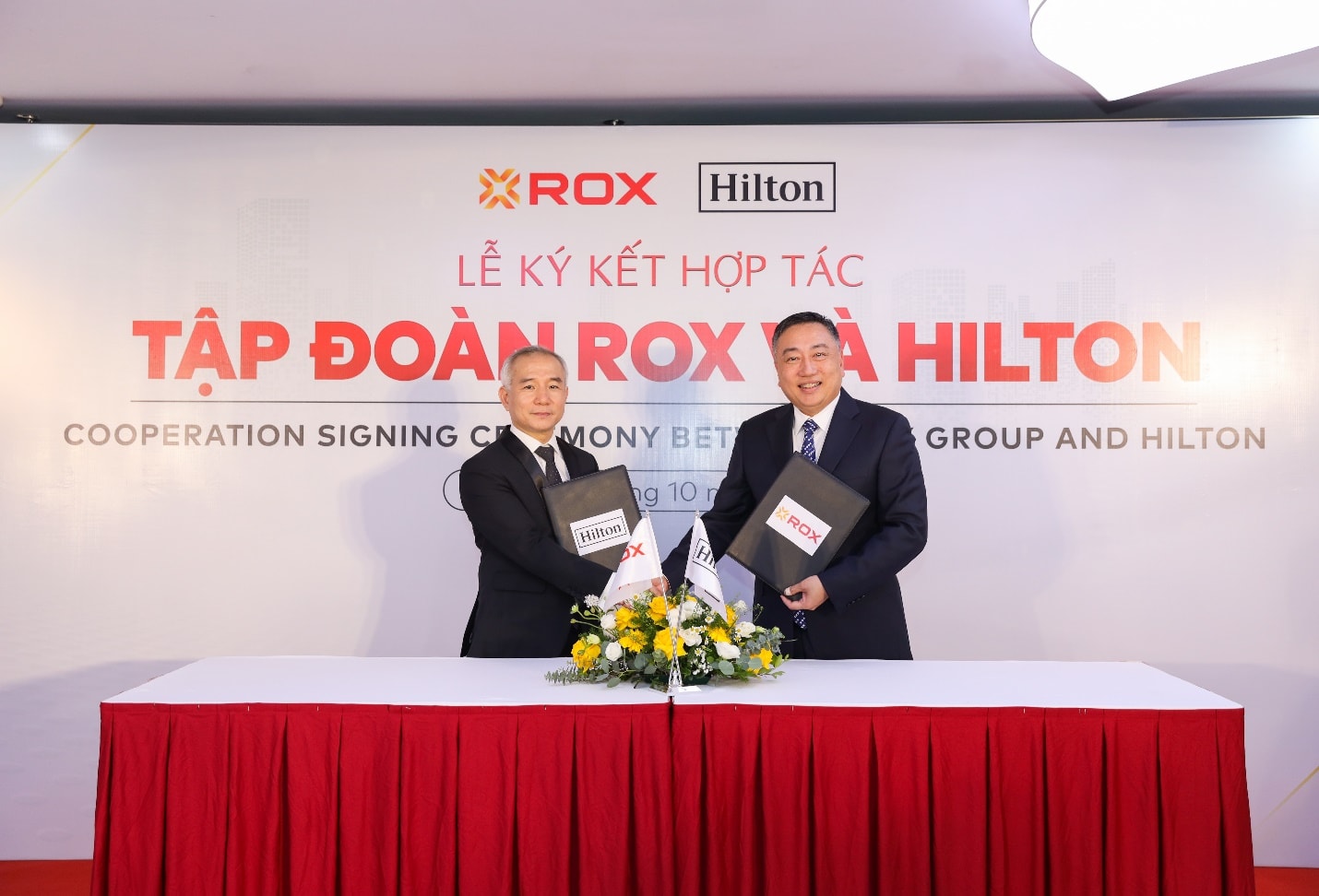 (ĐCSVN) - Việc ký kết thỏa thuận hợp tác giữa ROX Group và Hilton vào tháng 10 năm 2024 đánh dấu một cột mốc quan trọng trong chiến lược phát triển của cả hai tập đoàn tại Việt Nam. Thỏa thuận này không chỉ là sự hợp tác giữa hai tên tuổi lớn trong ngành khách sạn mà còn mở ra một tương lai phát triển mạnh mẽ cho phân khúc khách sạn trung cấp tại Việt Nam, một thị trường đầy tiềm năng trong bối cảnh kinh tế đang phát triển mạnh mẽ. 