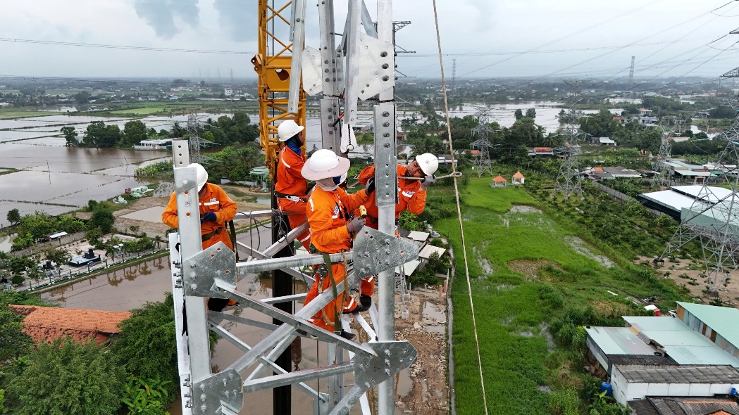 (ĐCSVN) - Trong tháng điều chỉnh giá bán lẻ điện bình quân (11/10/2024), hóa đơn tiền điện của các hộ gia đình sẽ được tính như thế nào, có đảm bảo quyền lợi cho khách hàng sử dụng điện? Chúng ta cùng tìm hiểu về cách tính giá điện trong tháng điều chỉnh giá đối với khách hàng sử dụng điện tại 21 tỉnh, thành phố phía Nam.