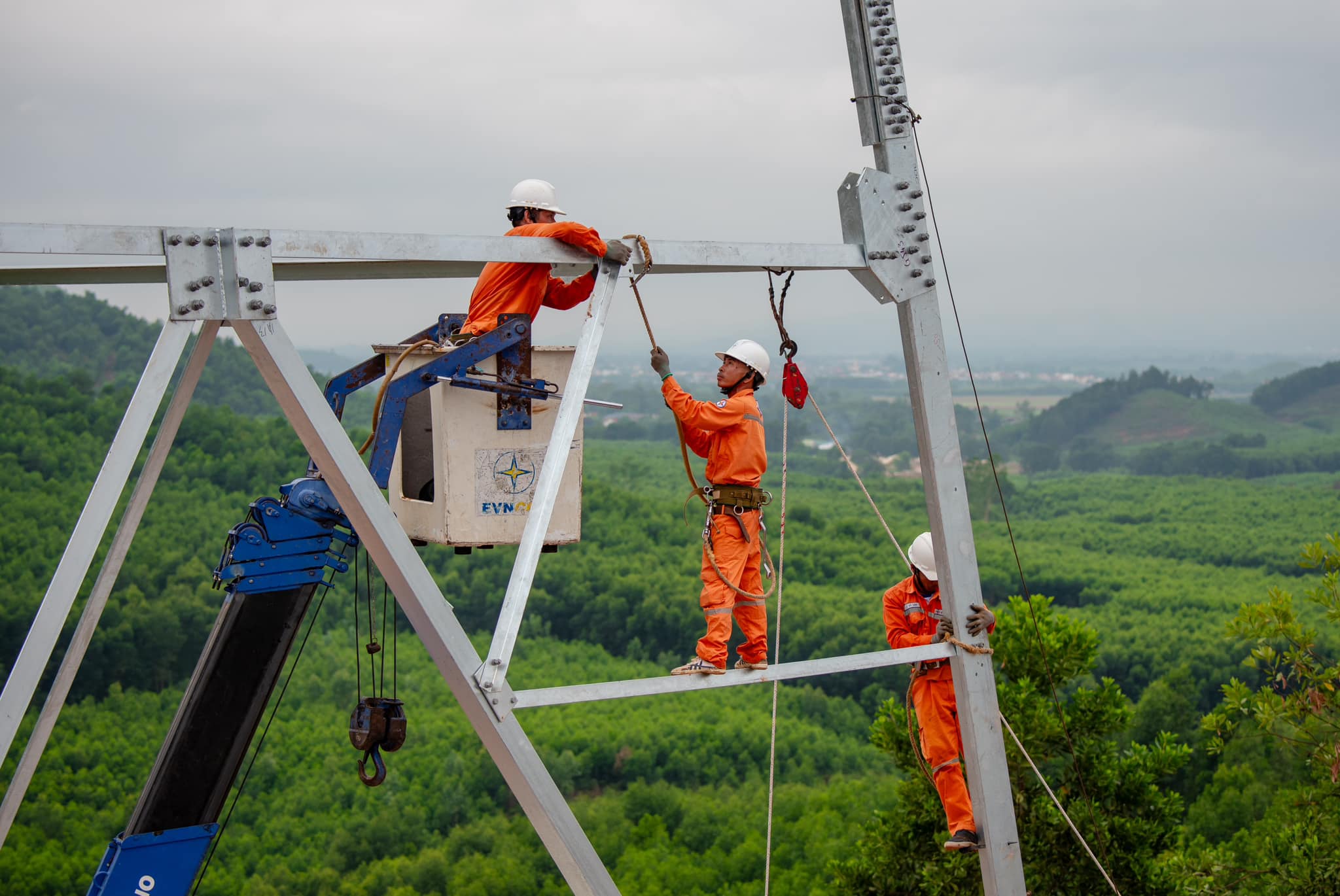 (ĐCSVN) - Tập đoàn Điện lực Việt Nam (EVN) đã có quyết định về việc điều chỉnh tăng giá bán lẻ điện bình quân. Giá điện tăng thêm 4,8% từ ngày 11/10/2024.