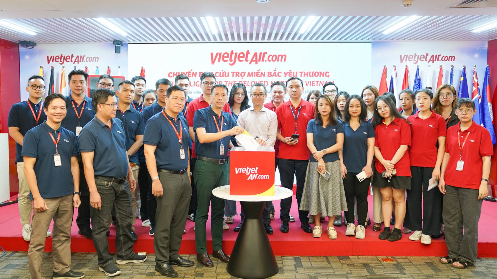 (ĐCSVN) - Sáng ngày 11/9, toàn hệ thống Vietjet chung tay quyên góp với tinh thần“tương thân, tương ái” nhằm chia sẻ khó khăn và mất mát của người dân miền Bắc vùng bão lũ.