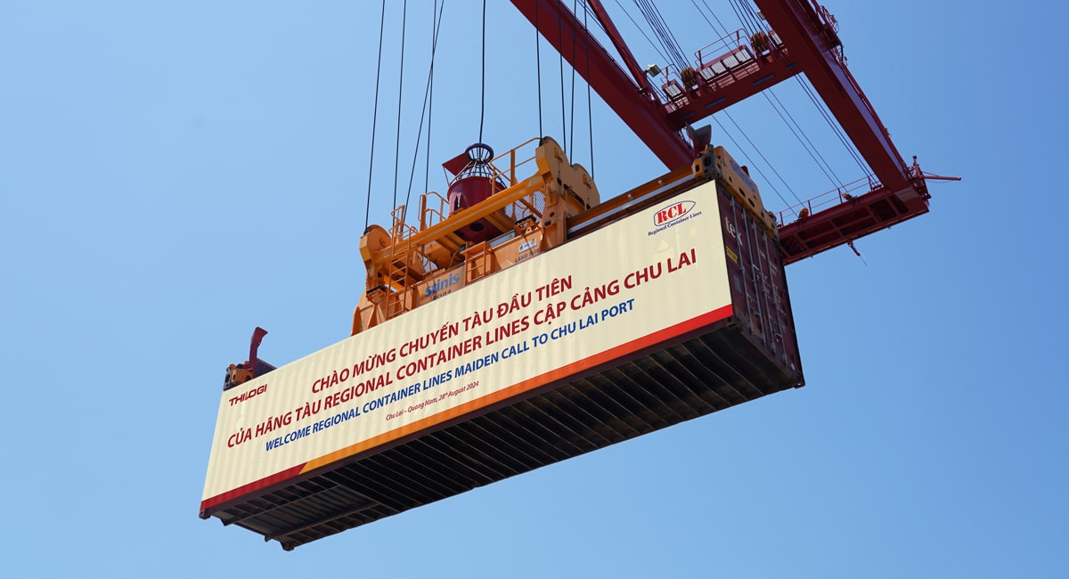 (ĐCSVN) – Tàu MTT SAISUNEE (quốc tịch Malaysia) thuộc hãng tàu RCL đã cập cảng Chu Lai (ngày 28/8), mở đầu cho tuyến hàng hải mới kết nối trực tiếp đến Ấn Độ. 