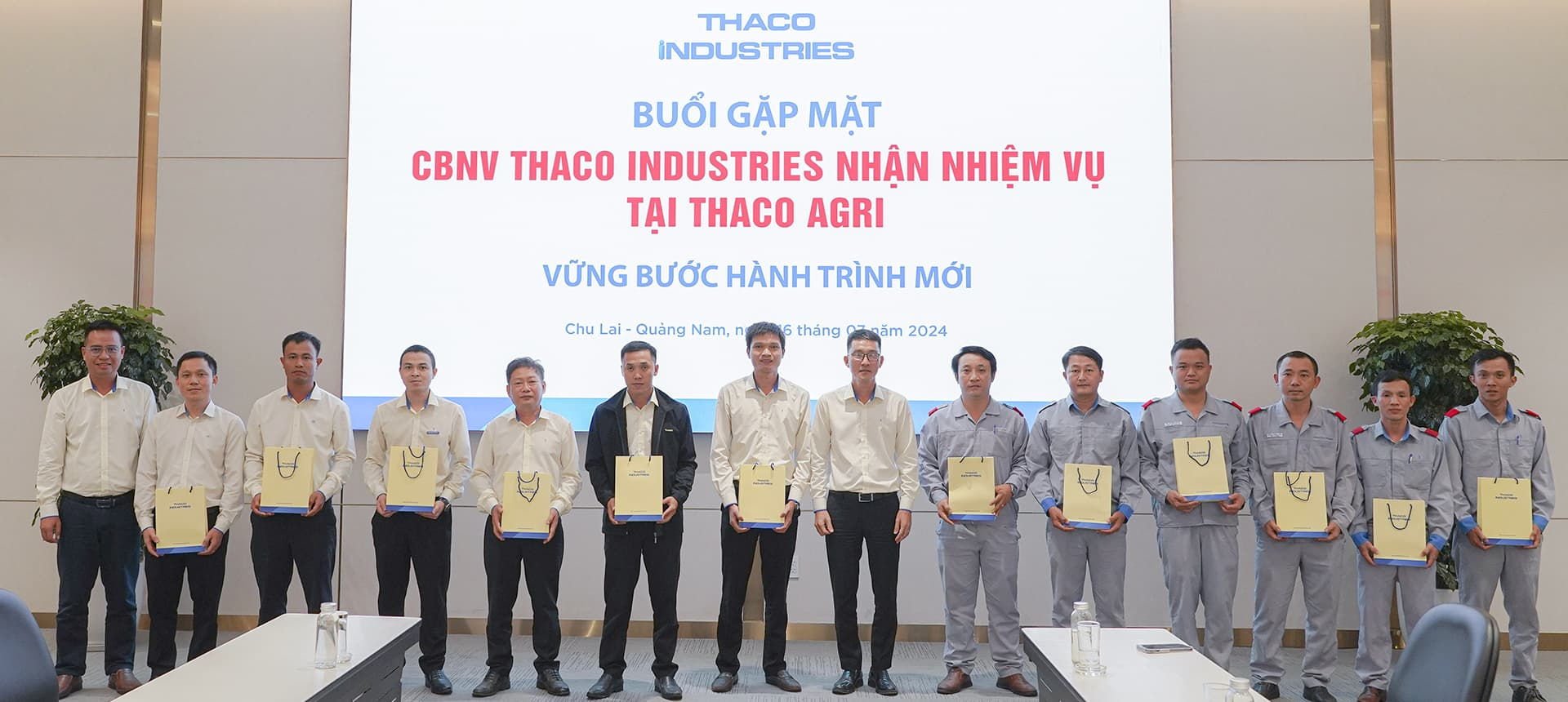 (ĐCSVN) - Nhằm thực hiện mô hình tích hợp, tuần hoàn với quy mô lớn trong sản xuất nông nghiệp, THACO AGRI đã và đang đẩy mạnh các hoạt động tuyển dụng, tích cực đào tạo nội bộ, xây dựng môi trường làm việc chuyên nghiệp, tạo nền tảng phát triển đội ngũ vững mạnh.