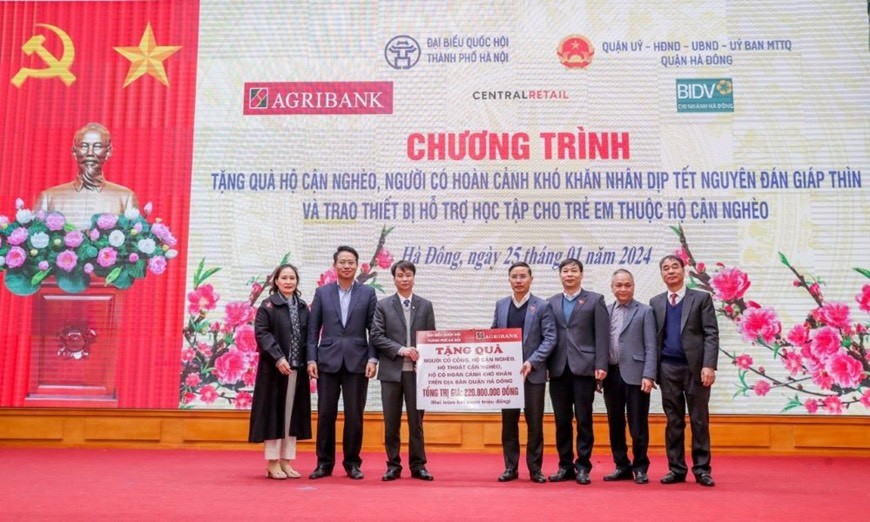 (ĐCSVN) -  Trong 6 tháng đầu năm 2024, toàn hệ thống Agribank đã dành trên 220 tỷ đồng cho các hoạt động an sinh xã hội, qua đó thể hiện truyền thống “tương thân tương ái”, nghĩa cử cao đẹp của Ngân hàng vì cộng đồng.