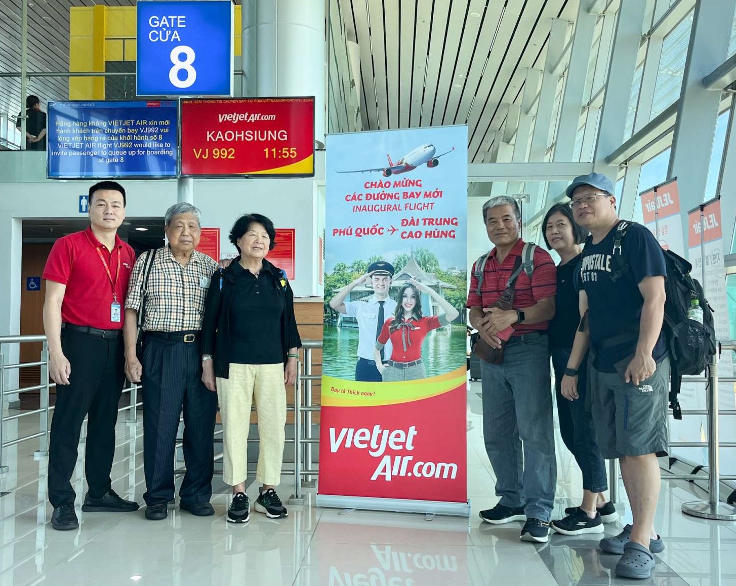 (ĐCSVN) - Hãng hàng không Vietjet vừa khai trương 2 đường bay kết nối đảo ngọc Phú Quốc (Việt Nam) với hai thành phố Đài Trung và Cao Hùng của Đài Loan (Trung Quốc), đưa người dân và du khách đến với những bãi biển nổi tiếng của Phú Quốc.