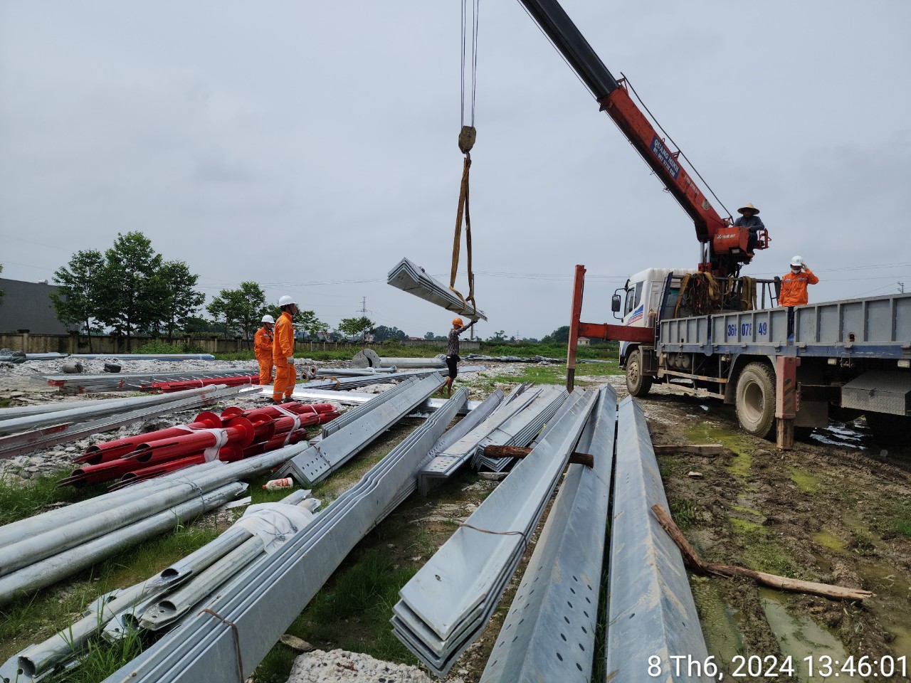 (ĐCSVN) - Lực lượng xung kích (LLXK) Công ty Điện lực Sóc Trăng khi tham gia hỗ trợ thi công dự án đường dây 500 kV Quảng Trạch – Phố Nối, được giao nhiệm vụ thi công xây lắp cột thép hình số trụ 171 tại xã Đông Hoàng, huyện Đông Sơn, tỉnh Thanh Hóa. Đến nay, đơn vị này đã làm được một số hạng mục liên quan, đang nỗ lực với các phần việc tiếp theo.