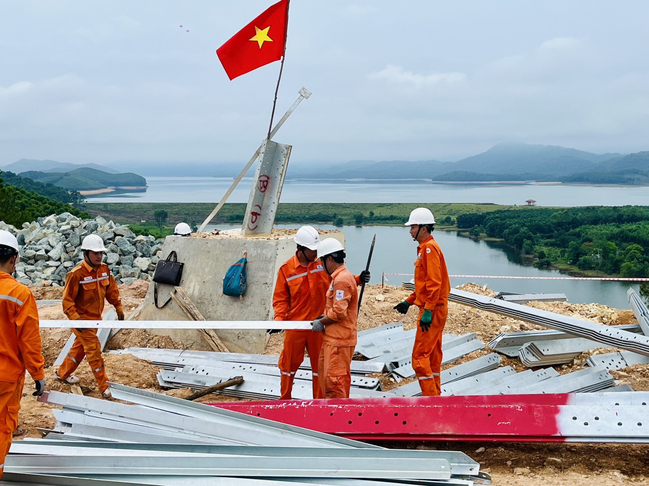 (ĐCSVN) - Dự báo nhu cầu về điện có thể tăng cao trong tháng 6 là tháng cao điểm nắng nóng ở miền Bắc, EVN tiếp tục đôn đốc các đơn vị tập trung lực lượng đẩy nhanh tiến độ thi công các dự án nguồn và lưới điện trọng điểm; đồng thời sẵn sàng các kịch bản cung ứng điện nhằm đảm bảo điện cho phát triển kinh tế và đời sống của nhân dân trong mọi tình huống.