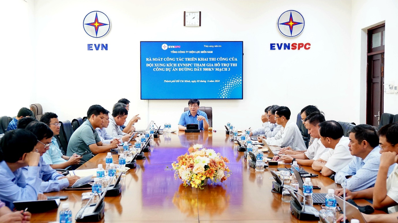 (ĐCSVN) - Chủ tịch HĐTV EVNSPC Lê Văn Trang nhấn mạnh, Dự án đường dây 500 kV mạch 3 Quảng Trạch - Phố Nối là dự án trọng điểm nên tiến độ hoàn thành các hạng mục được tính bằng giờ, do đó các Đội xung kích cần tận dụng “thời gian vàng” để nhanh chóng hoàn thành các phần việc được giao, qua đó đáp ứng yêu cầu về chuyên môn mà lãnh đạo Chính phủ và EVN giao phó. 