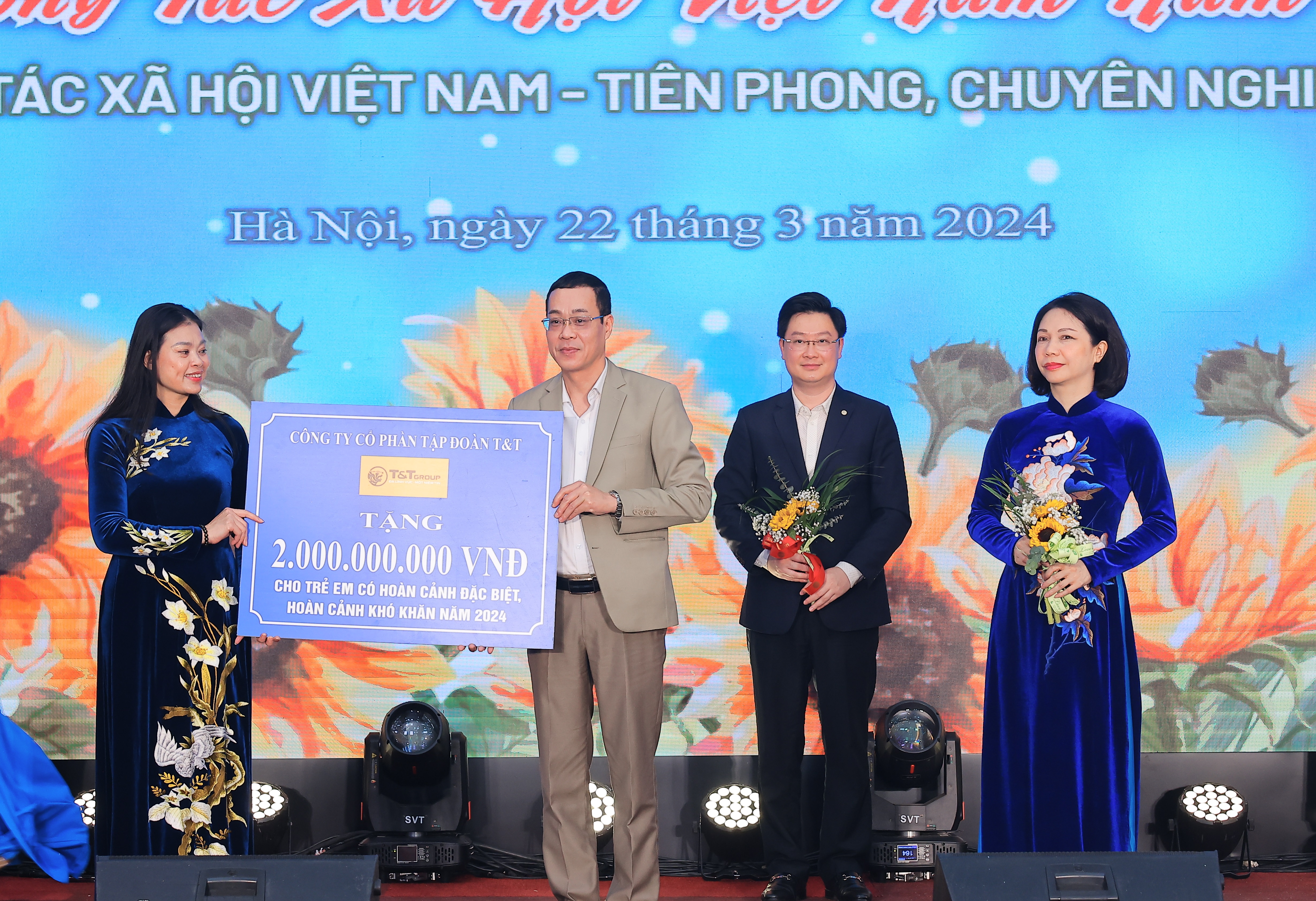 (ĐCSVN) - Hưởng ứng ngày Công tác xã hội Việt Nam lần thứ 8, Tập đoàn T&T Group đã trao ủng hộ Trung tâm Công tác xã hội và Quỹ Bảo trợ trẻ em TP Hà Nội 2 tỷ đồng nhằm hỗ trợ, giúp đỡ trẻ em có hoàn cảnh khó khăn, hoàn cảnh đặc biệt.