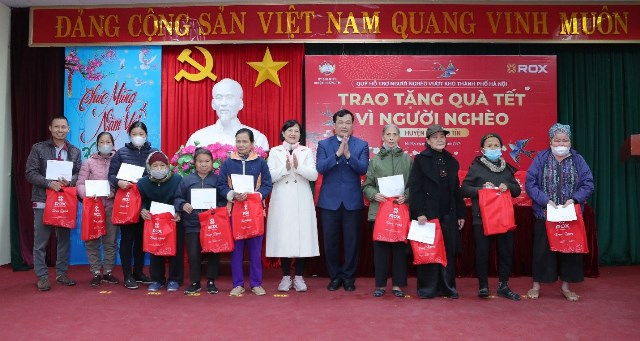 (ĐCSVN) - Vào dịp Tết Giáp Thìn 2024, Tập đoàn 28 năm tuổi - ROX Group (tiền thân là TNG Holdings Vietnam) đã quyết định chi hơn 1,5 tỷ đồng để chuẩn bị quà Tết cho người nghèo. 