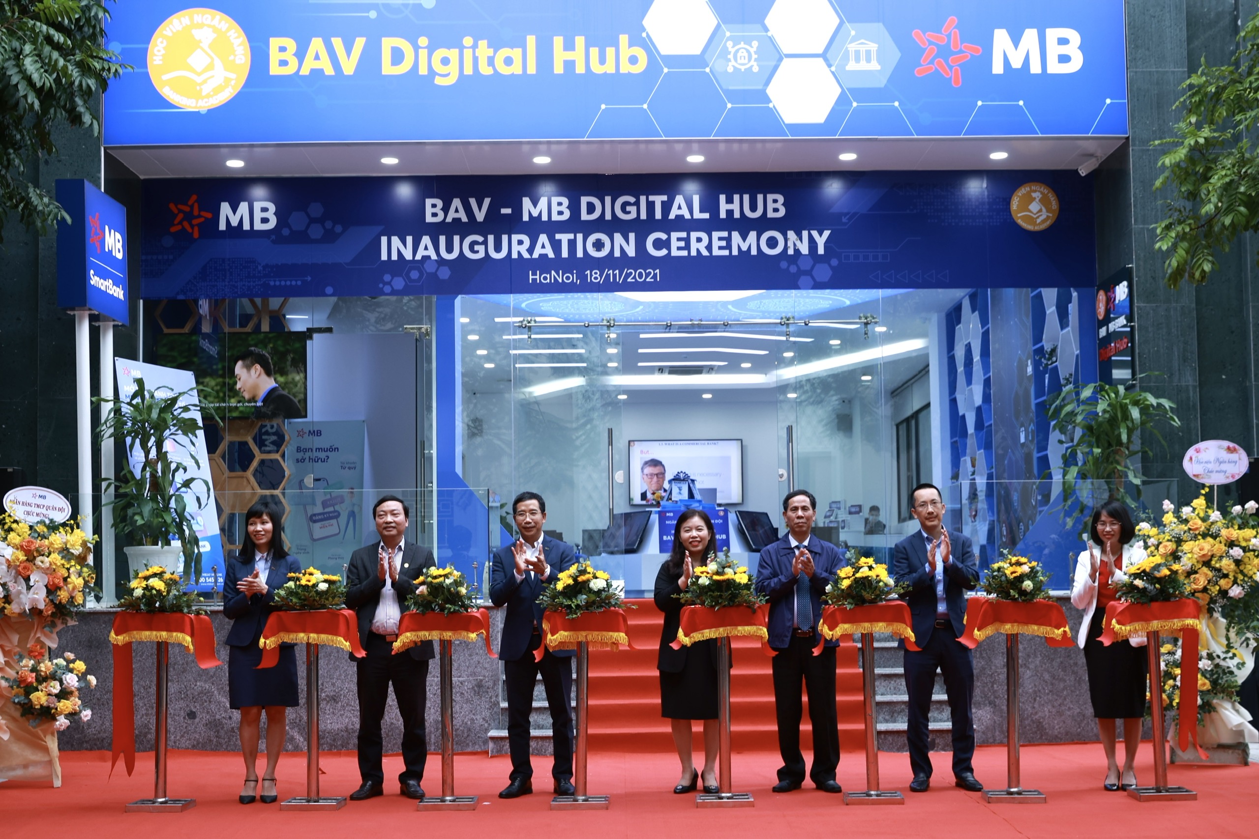 (ĐCSVN) - Chuỗi không gian sáng tạo số (Digital Hub) do Ngân hàng TMCP quân đội (MB) chủ trì xây dựng tại các trường đại học cho phép sinh viên trải nghiệm thực tế các sản phẩm, dịch vụ trong hệ sinh thái ngân hàng số MB, từ đó đáp ứng tốt hơn nhu cầu về nhân sự của các ngân hàng và tập đoàn tài chính hiện nay.