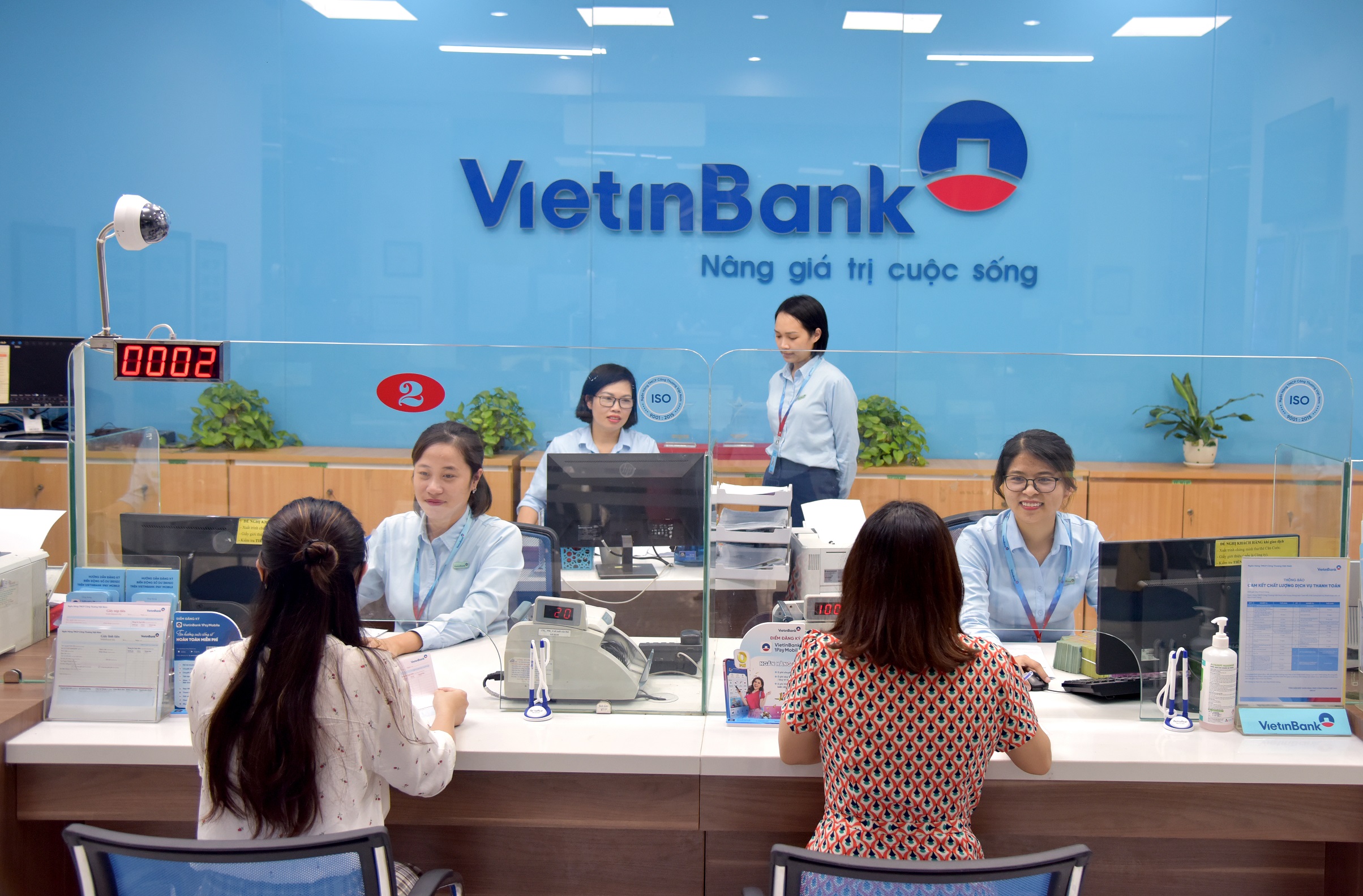 (ĐCSVN) - Vốn điều lệ của VietinBank đã tăng lên gần 53.700 tỷ đồng, tiếp tục khẳng định nền tảng tài chính vững mạnh của một ngân hàng trụ cột hàng đầu tại Việt Nam. 