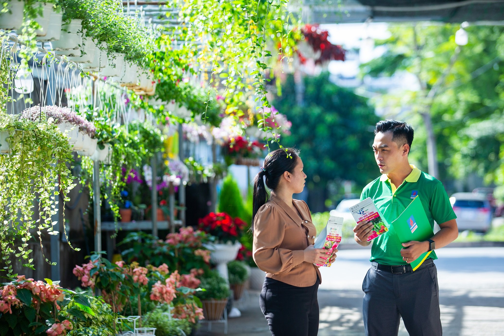 (ĐCSVN) - Là kết quả của một quá trình chăm chút ấp ủ lâu dài, là một dòng sản phẩm mới với phân khúc thị trường và khách hàng hoàn toàn mới, đến nay các sản phẩm Phú Mỹ Garden của Tổng công ty Phân bón và Hóa chất Dầu khí (PVFCCo) đã bước đầu tạo được ấn tượng, có được sự đón nhận cũng như phản hồi tích cực đến từ các khách hàng.