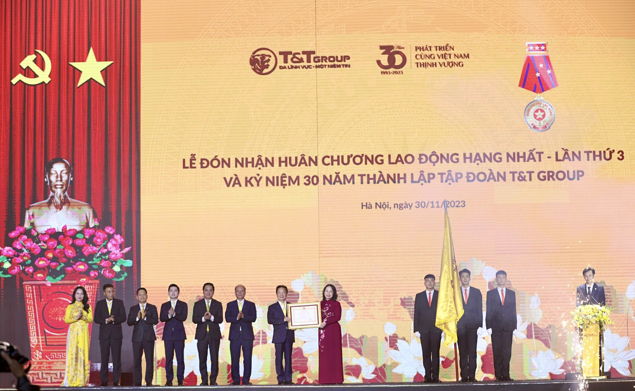 (ĐCSVN) - Ngày 30/11/2023, tại Hà Nội, Tập đoàn T&T Group đã tổ chức Lễ đón nhận Huân chương Lao động hạng Nhất lần thứ 3 và kỷ niệm 30 năm thành lập Tập đoàn (1993 - 2023). Đây là sự kiện đặc biệt quan trọng và ý nghĩa đối với T&T Group, ghi dấu hành trình 30 năm đồng hành phát triển cùng Việt Nam thịnh vượng của Tập đoàn; là sự ghi nhận của Đảng và Nhà nước khi là một trong số rất ít tập đoàn kinh tế tư nhân vinh dự được đón nhận Huân chương Lao động hạng Nhất lần thứ 3.