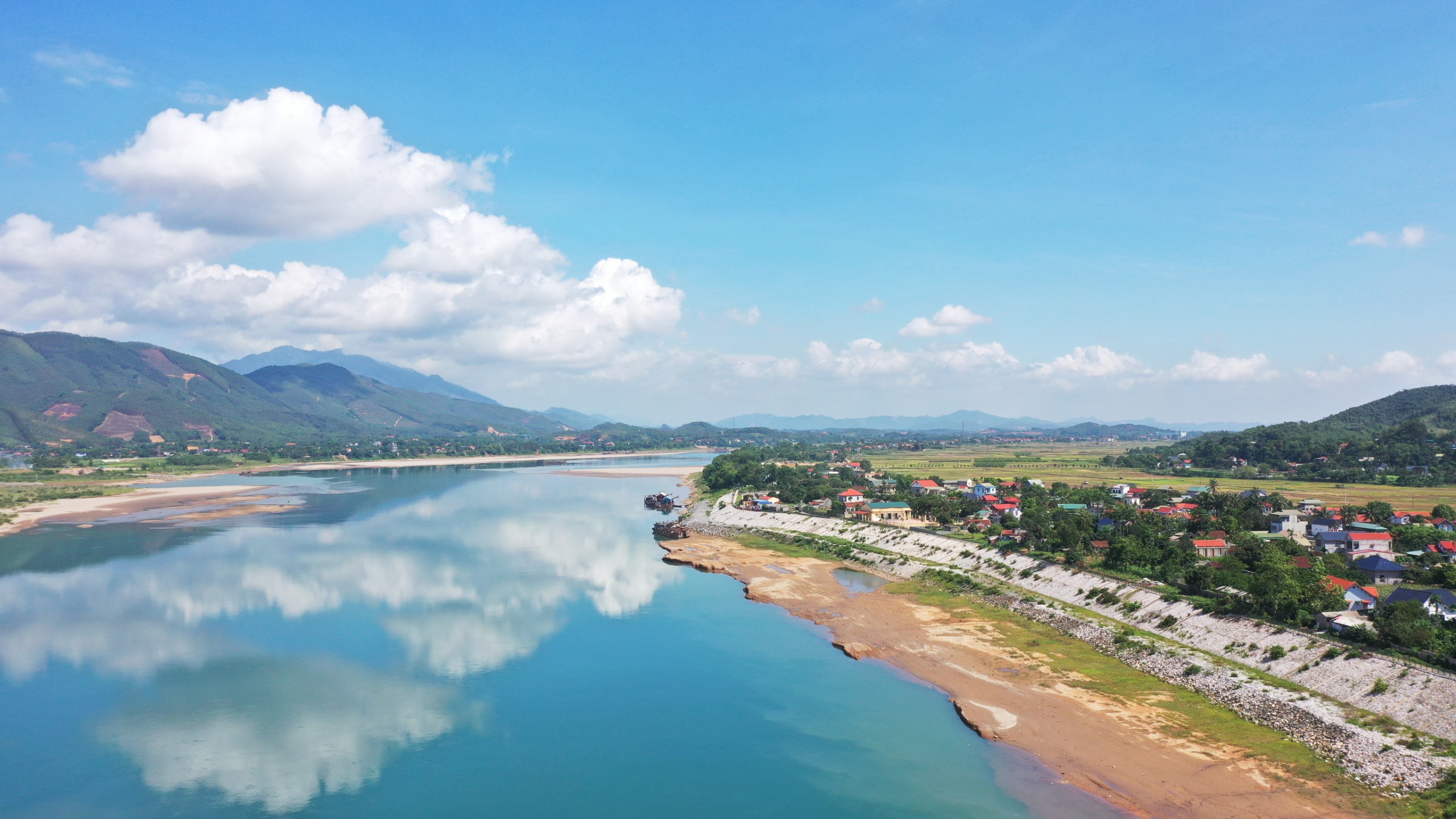 (ĐCSVN) - Để đảm bảo an toàn hệ thống đê điều, thủy lợi, nâng cao năng lực phòng, chống thiên tai, ứng phó với trường hợp bất lợi nhất, Chi cục Thủy lợi và Phòng, chống thiên tai Hà Nội đang tích cực phối hợp với UBND các quận, huyện, thị xã, các Công ty Thủy lợi tăng cường công tác kiểm tra, xử lý dứt điểm các trường hợp vi phạm pháp luật về đê điều, thủy lợi ở các khu vực bãi sông, trong phạm vi bảo vệ đê điều, thủy lợi trên địa bàn thành phố Hà Nội.