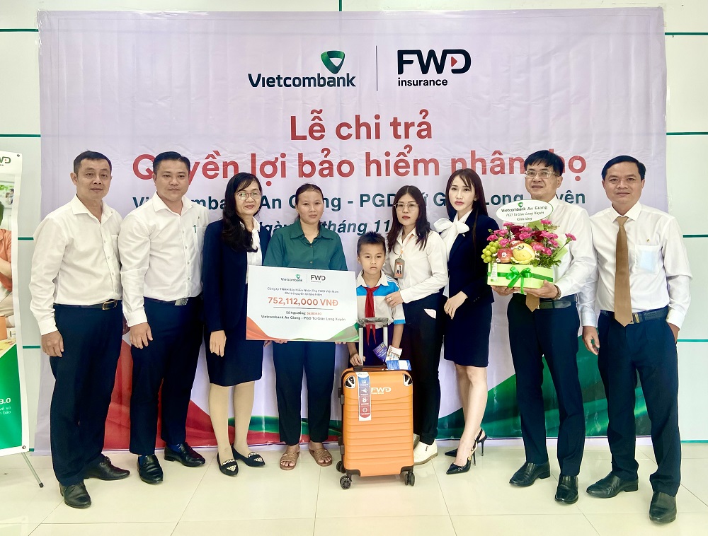 (ĐCSVN) - Sáng ngày 08/11/2023, Vietcombank An Giang phối hợp cùng Công ty TNHH Bảo hiểm Nhân thọ FWD Việt Nam tổ chức chi trả quyền lợi bảo hiểm trị giá 752.112.000 đồng cho bà Lê Thị Giàu là người thân của khách hàng Phạm Văn An tham gia bảo hiểm tại Phòng giao dịch Tứ Giác Long Xuyên vào tháng 08/2022.