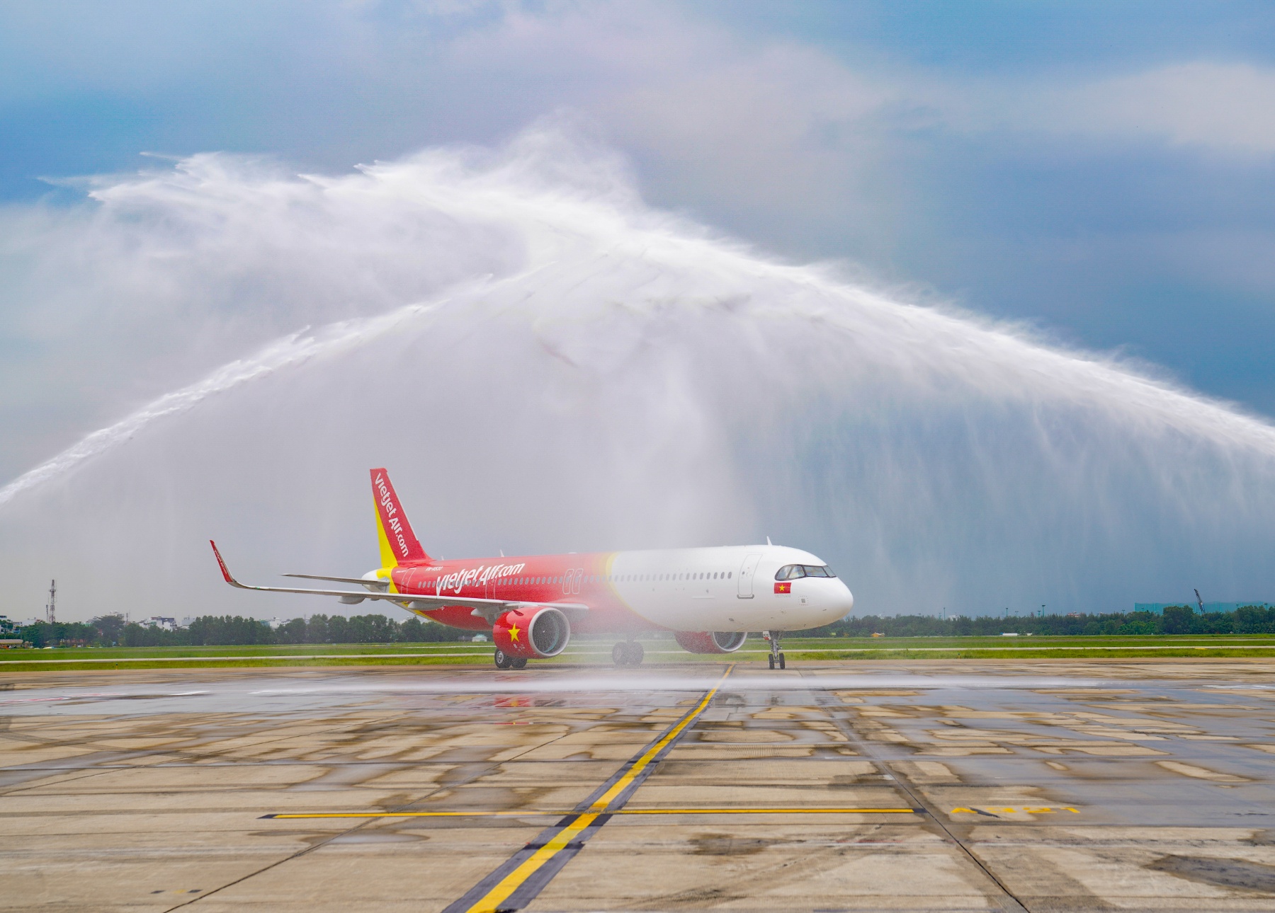 (ĐCSVN) - Ngày 26/10, tàu bay thứ 101 của hãng hàng không thế hệ mới Vietjet đã hạ cánh tại sân bay quốc tế Tân Sơn Nhất, TP. Hồ Chí Minh trong sự chào đón nồng nhiệt, tiếp nối sứ mệnh chinh phục bầu trời, hiện thực hoá giấc mơ bay của người dân, du khách.