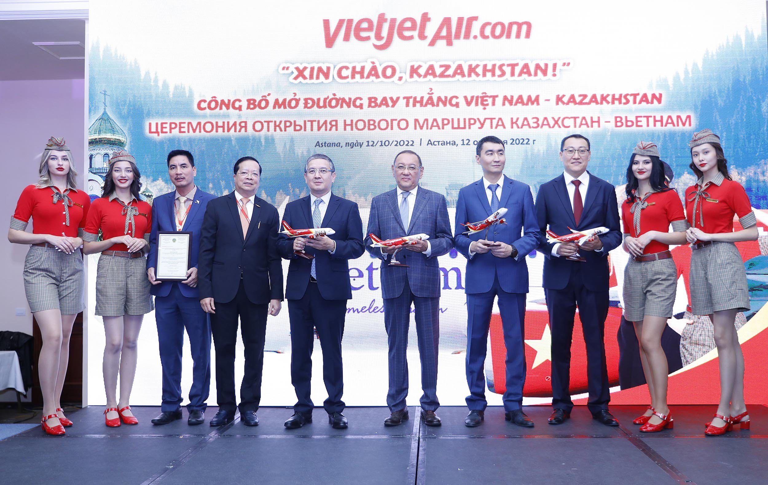 (ĐCSVN)- Trong chuỗi hoạt động chào mừng kỷ niệm 30 năm quan hệ ngoại giao Việt Nam - Kazakhstan, Vietjet công bố các đường bay kết nối thành phố Almaty với thành phố Nha Trang - thủ phủ du lịch tại miền Trung Việt Nam. 