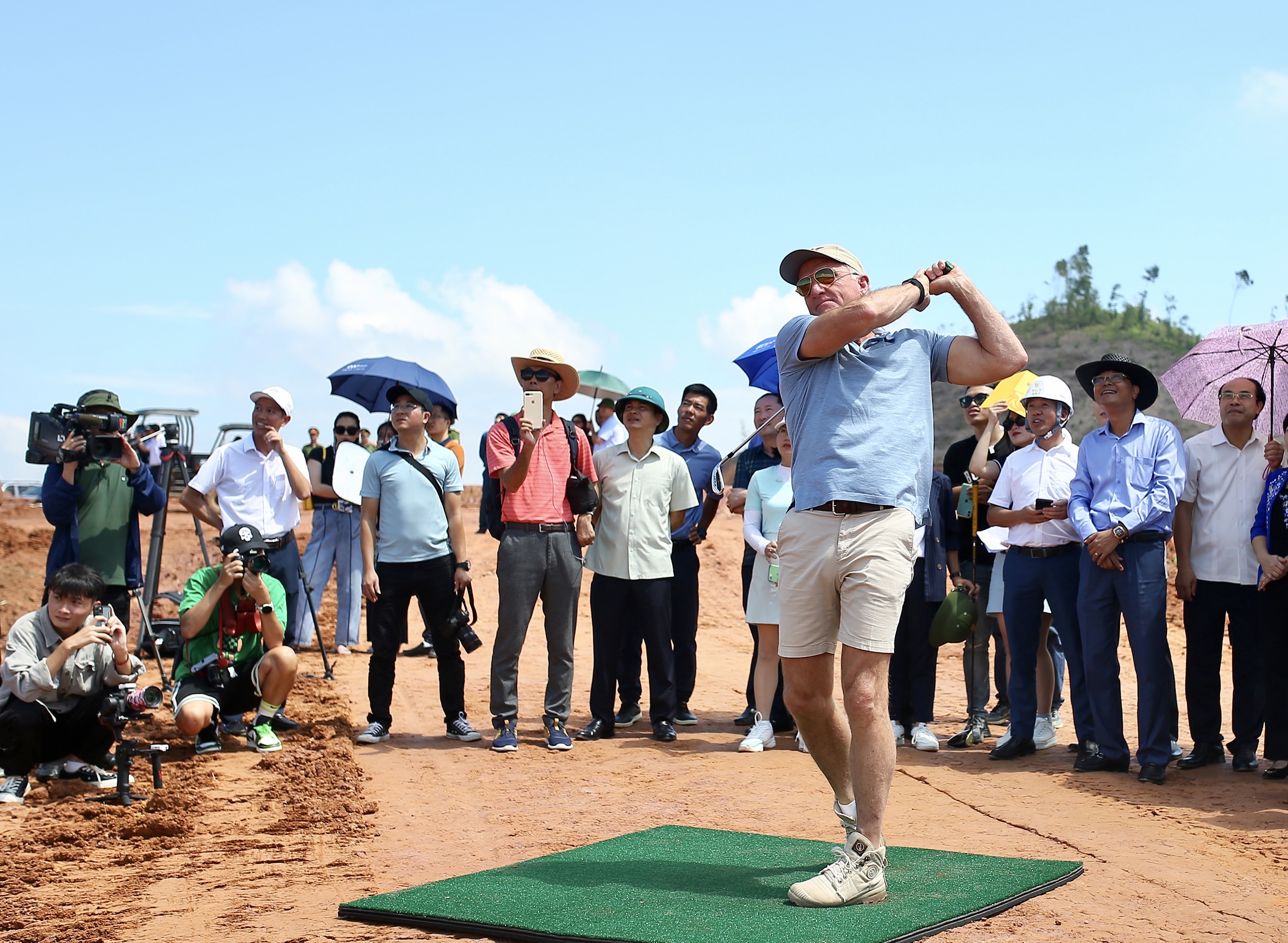 (ĐCSVN) - Vừa qua, ngày 04/10 huyền thoại golf thế giới Greg Norman đã có mặt tại dự án sân golf Văn Lang Empire (Tam Nông, Phú Thọ) của T&T Golf (đơn vị thành viên của Tập đoàn T&T Group) để khảo sát thực địa. Tại đây, “Cá mập trắng vĩ đại” đã thực hiện cú swing đầu tiên đầy ấn tượng.  