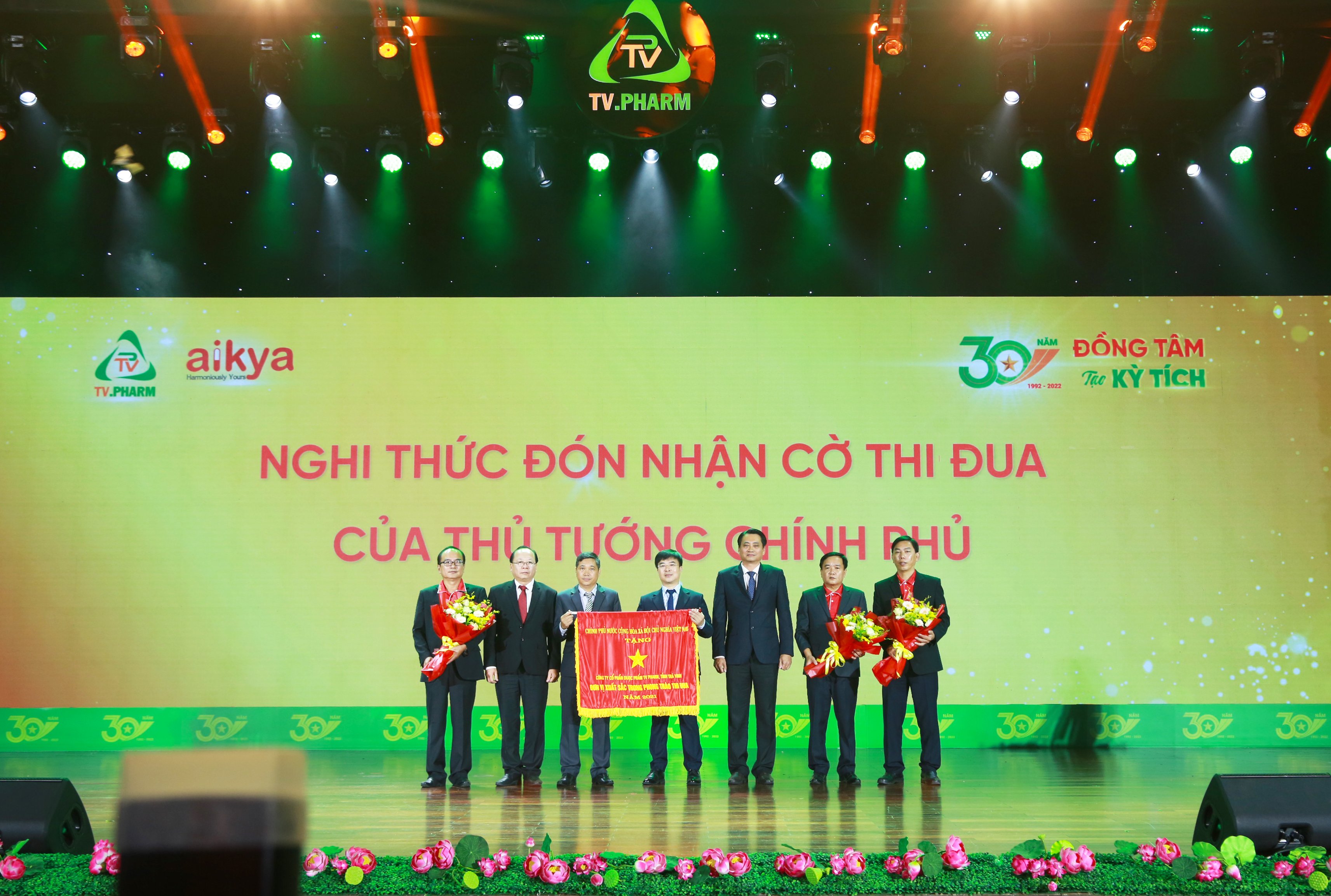 (ĐCSVN) - Chiều 22/10, tại Trung tâm Hội nghị tỉnh Trà Vinh, Công ty Cổ phần Dược phẩm TV.PHARM đã tổ chức lễ Kỷ niệm 30 năm thành lập và vinh dự đón nhận Cờ thi đua Chính phủ, các bằng khen của Bộ Y tế và Tỉnh Trà Vinh.