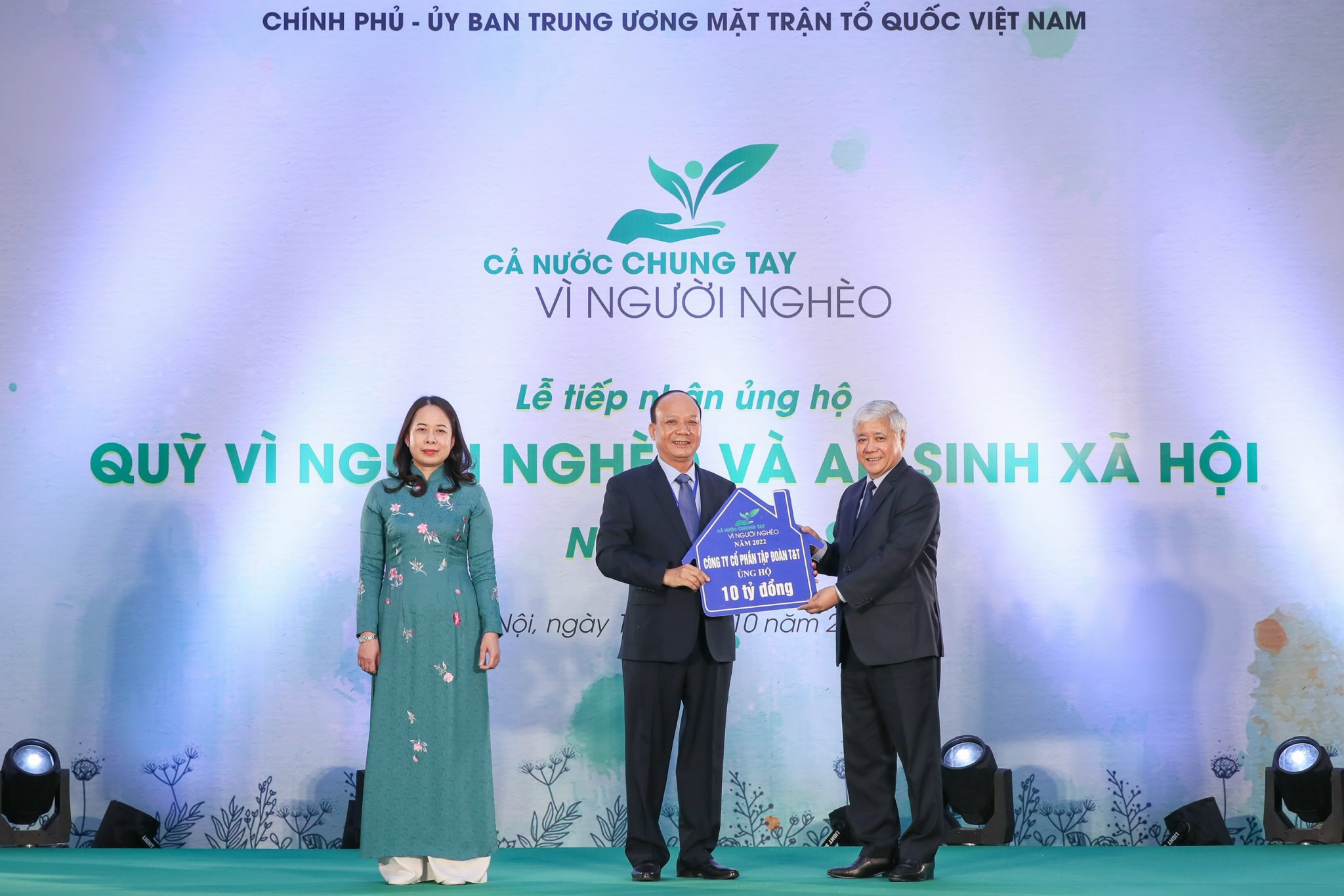 (ĐCSVN) - Trong lễ phát động ủng hộ người nghèo năm 2022 vừa được Chính phủ và Ủy ban Trung ương MTTQ Việt Nam tổ chức ở Hà Nội, Tập đoàn T&T Group đã chung tay ủng hộ 10 tỷ đồng cho Quỹ “Vì người nghèo” Trung ương. 