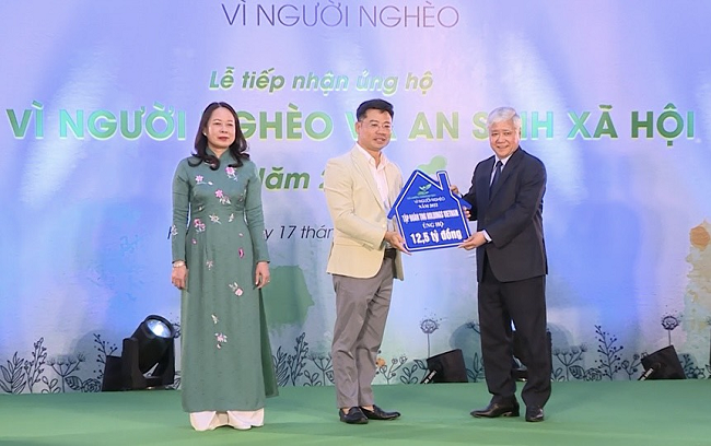 (ĐCSVN) - Hưởng ứng phong trào thi đua “Vì người nghèo - Không để ai bị bỏ lại phía sau” năm 2022 do Thủ tướng Chính phủ phát động và lời kêu gọi của Chủ tịch Ủy ban Trung ương MTTQ Việt Nam, Tập đoàn TNG Holdings Vietnam đã ủng hộ kinh phí xây dựng 250 nhà đại đoàn kết, tương đương số tiền 12,5 tỷ đồng.