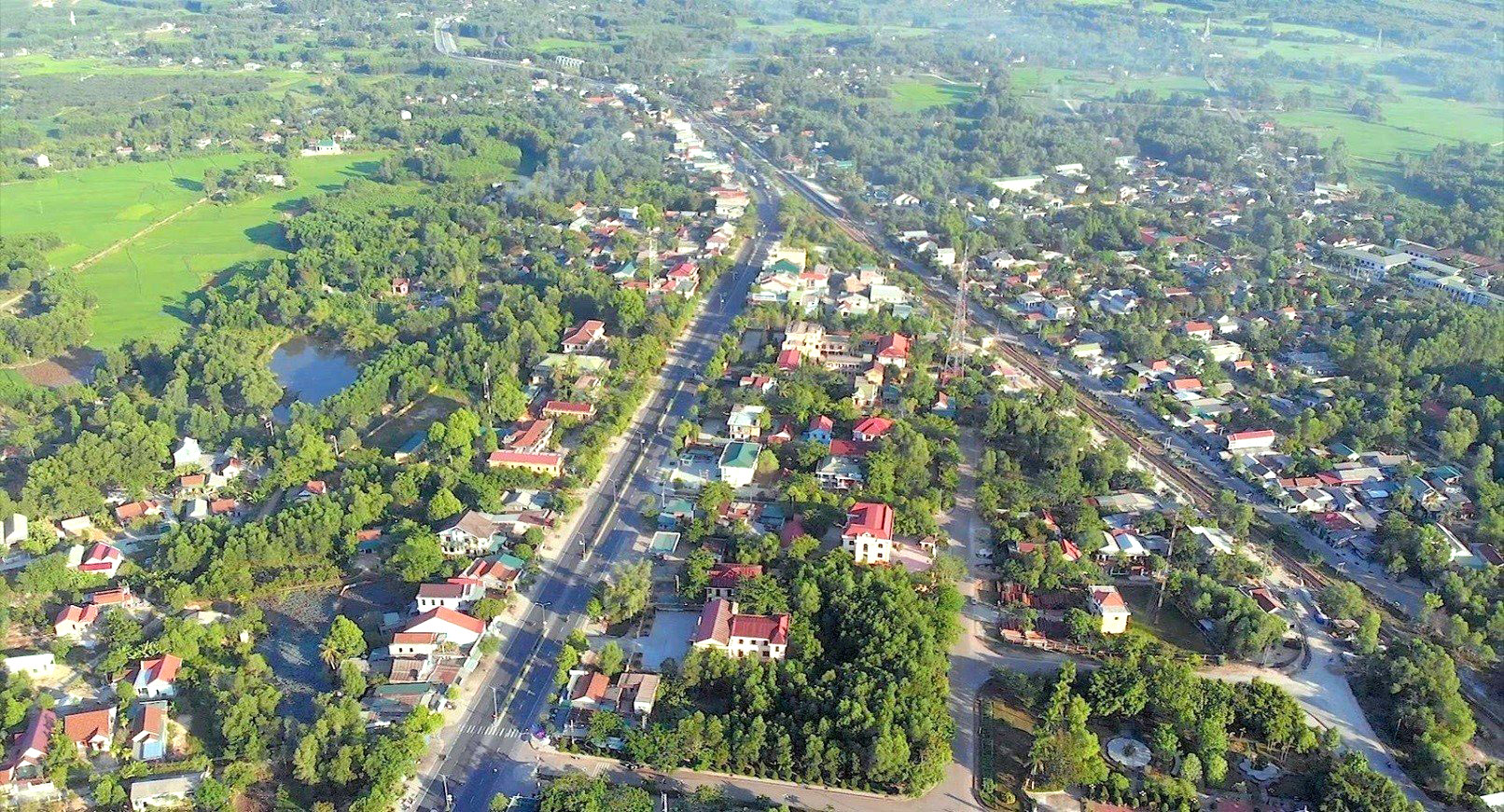 (ĐCSVN) - Trong thời gian qua, Đảng bộ và nhân dân huyện Phong Điền (Thừa Thiên Huế) đã luôn nỗ lực, quyết tâm thực hiện thắng lợi Nghị quyết Đại hội Đảng các cấp nhiệm kỳ 2020 -2025 gắn với thực hiện Nghị quyết số 15-NQ/TU của Tỉnh uỷ về xây dựng, phát triển huyện Phong Điền đến năm 2025, định hướng đến năm 2030.