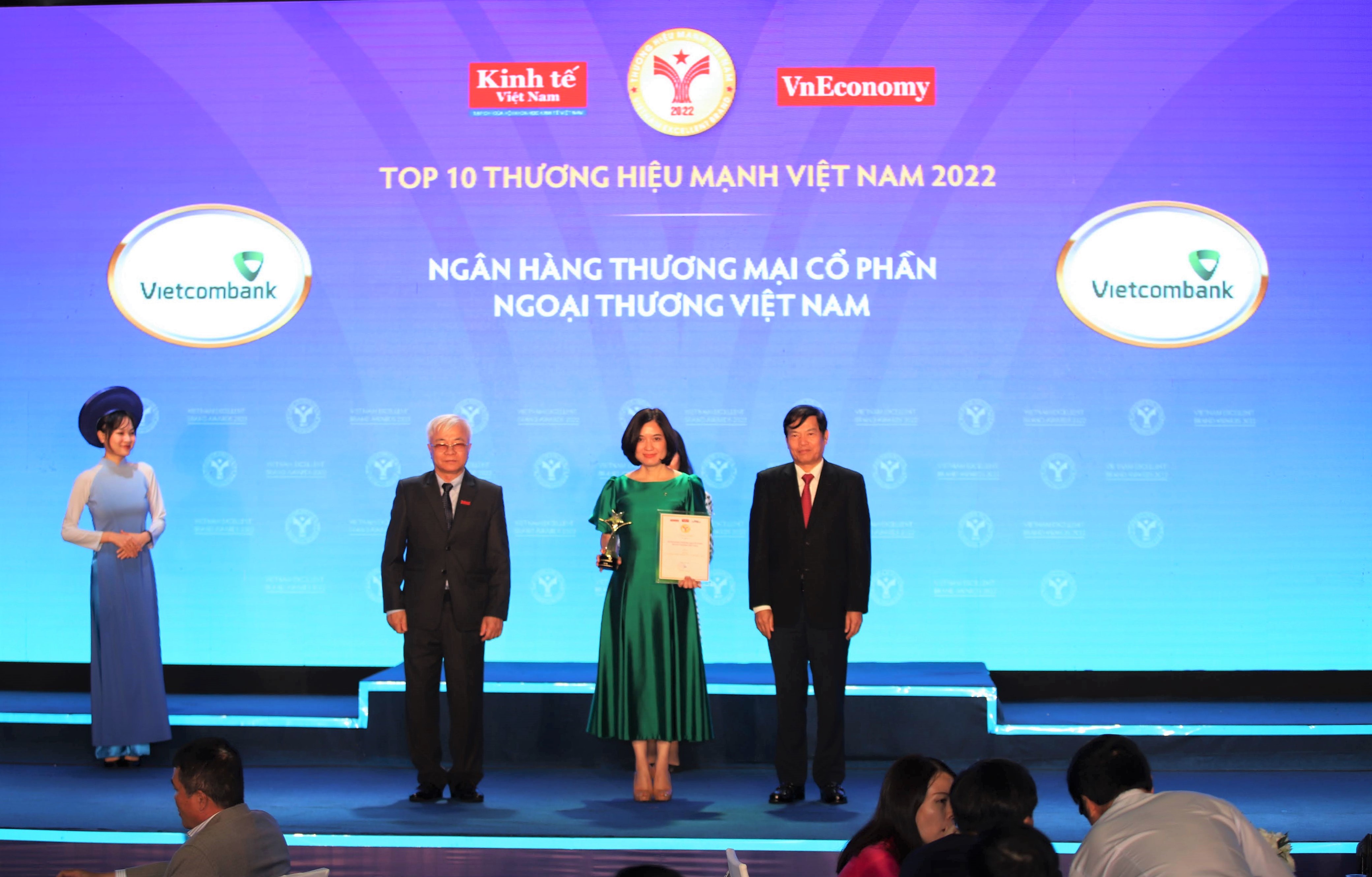 (ĐCSVN)- Ngày 12/10/2022, Tạp chí Kinh tế Việt Nam - VnEconomy – Vietnam Economic Times đã tổ chức Lễ Công bố và vinh danh Thương hiệu mạnh Việt Nam 2022. Vietcombank vinh dự lần thứ 9 liên tiếp nằm trong danh sách Top 10 Thương hiệu mạnh Việt Nam.