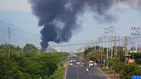 Khánh Hòa: Cháy kho hàng đồ nhựa, khói nghi ngút