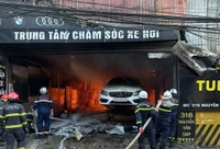 Cháy trung tâm chăm sóc xe hơi, 8 xe bị thiêu rụi