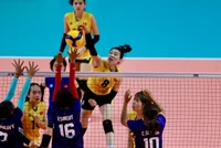 SEA Games 32: Bóng chuyền nữ Việt Nam thắng dễ chủ nhà 3-0 giành quyền vào bán kết