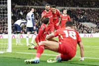 Liverpool đánh bại Tottenham 6-3 tạo cách biệt 4 điểm trước Giáng sinh