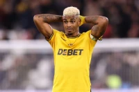 Wolverhampton tước băng đội trưởng của Mario Lemina