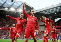 Liverpool giữ vững ngôi đầu khi đánh bại Chelsea 2-1 