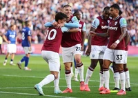 West Ham vùi dập Ipswich Town, Leicester City có chiến thắng đầu tiên