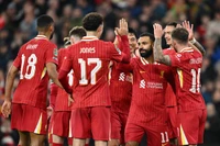 Liverpool chiếm ngôi đầu sau chiến thắng căng thẳng trước Wolves