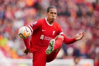 Van Dijk cam kết tương lai với Liverpool