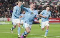 Foden ghi hat-trick, Man.City phà hơi vào gáy Liverpool