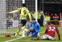 Arsenal lên nhì bảng, Aston Vila hụt hơi