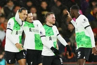 Liverpool đè bẹp Bournemouth tái lập cách biệt 5 điểm 