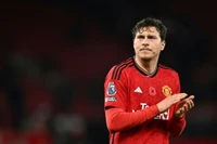 Man Utd kích hoạt điều khoản hợp đồng để giữ Lindelof ở lại