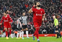 Salah thay giầy để tạo khác biệt, Liverpool thống lĩnh ngôi đầu