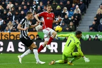 Newcastle - Nottingham 1-3: Chris Wood ghi hat-trick nhấn chìm Chích chòe