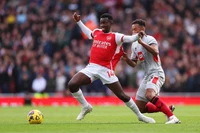 Eddie Nketiah ghi hat-trick trong chiến thắng 5 sao, Arsenal vươn lên nhì bảng