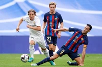 Tương lai của Luka Modric tại Real Madrid hiện không chắc chắn. Ngôi sao 37 tuổi người Croatia chỉ còn hợp đồng đến cuối mùa giải này, nhưng hiện đội chủ sân Santiago Bernabeu vẫn chưa có bất kỳ động thái nào cho nỗ lực gia hạn.