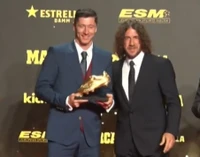 Puyol trao Chiếc giày vàng thứ hai cho Lewandowski